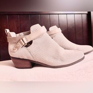 Dr. Scholl's Baxter Ankle Bootie, Taupe Perforated,
Memory foam Cool Fit | 8.5M